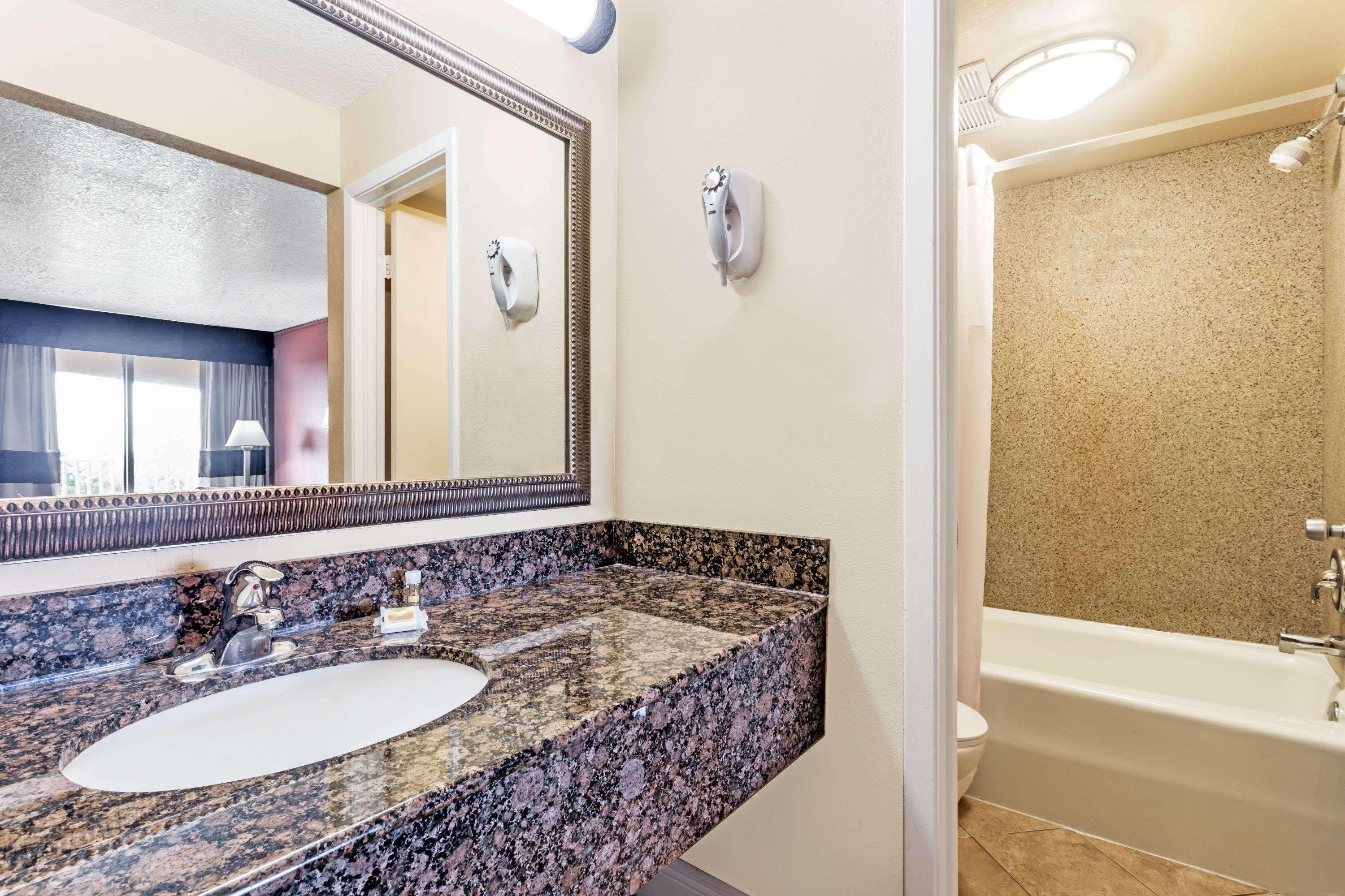 Days Inn By Wyndham Fort Lauderdale-Oakland Park Airport N Dış mekan fotoğraf